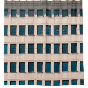 Die Fassade des modernen Gebäude mit rechteckigem Duschvorhang