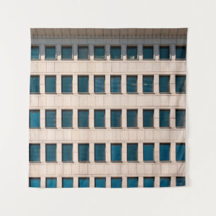 Die Fassade des modernen Gebäudes mit rechteckigen Wandteppich