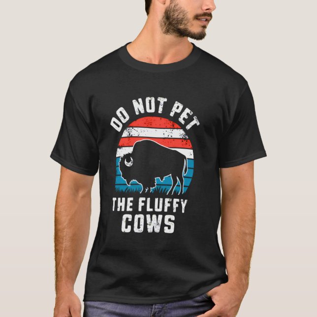 Die flauschigen Kühe, die im sonnigen Bison Buffal T-Shirt (Vorderseite)