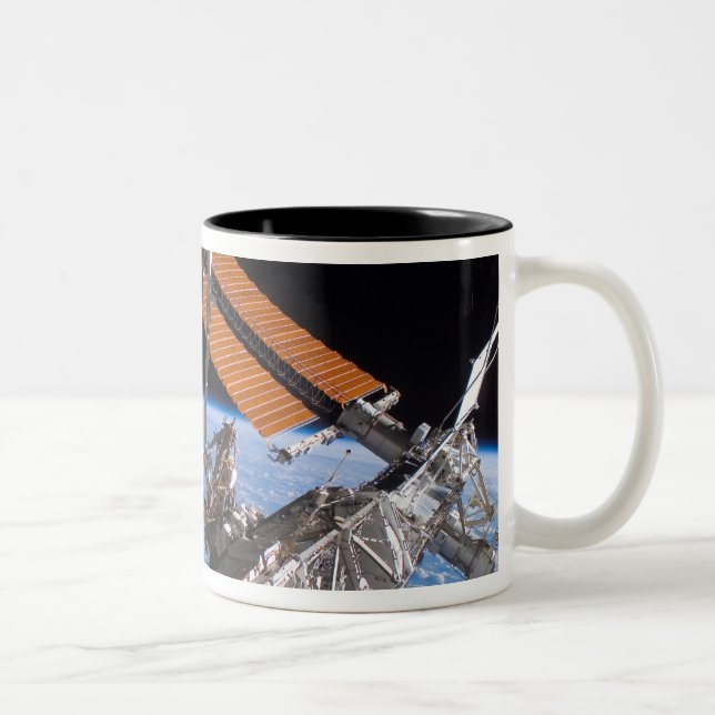 Die Flügel der Canadarm2- und Solarpaneele Zweifarbige Tasse (Rechts)