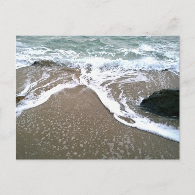 Die Flut, die Ashore über den Felsen spült Postkarte (Vorderseite)