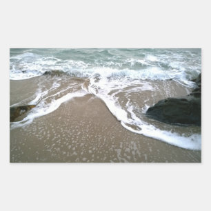 Die Flut, die Ashore über den Felsen spült Rechteckiger Aufkleber
