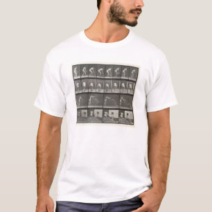 Die Frau, die einen Eimer Wasser wirft, überziehe T-Shirt