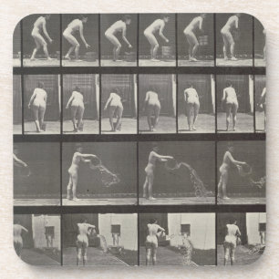 Die Frau, die einen Eimer Wasser wirft, überziehe Untersetzer