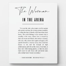 Die Frau in der Arena Daring zitiert groß