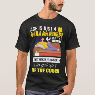 Die Frau kühlt auf einem Sofa und eine Katze entsp T-Shirt