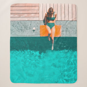 Die Frau liegt morgens neben dem Pool Sherpadecke