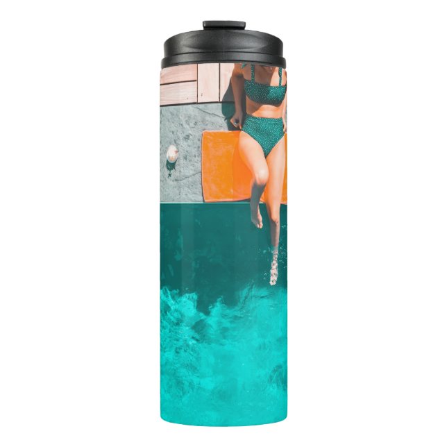 Die Frau liegt morgens neben dem Pool Thermosbecher (Vorderseite)