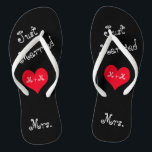 Die Frau von Mr. & Mrs. Just Married Flip Flops<br><div class="desc">Diese Fun Just Married Flip Flops sind das perfekte Geschenk für die Braut zu sein. Das Design zeigt schwarze Flip Flops mit den Worten "Just Married" in einer lustigen mädchenhaften Typografie in einem Winkel. In der Mitte befindet sich ein rotes Herz mit Ihren Initialen oder Monogrammen. Bei der Heilung ist...</div>