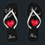Die Frau von Mr. & Mrs. Just Married Flip Flops<br><div class="desc">Diese Fun Just Married Flip Flops sind das perfekte Geschenk für die Braut zu sein. Das Design zeigt schwarze Flip Flops mit den Worten "Just Married" in einer lustigen mädchenhaften Typografie in einem Winkel. In der Mitte befindet sich ein rotes Herz mit Ihren Initialen oder Monogrammen. Bei der Heilung ist...</div>