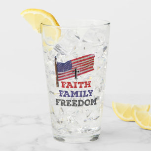 Die Freiheit der Familie überqueren mit der Flagge Glas