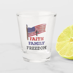 Die Freiheit der Familie überqueren mit der Flagge Schnapsglas