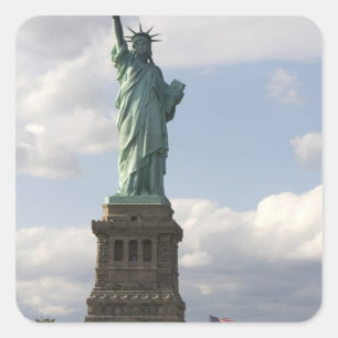 Die Freiheitsstatue auf Liberty Island in New Quadratischer Aufkleber
