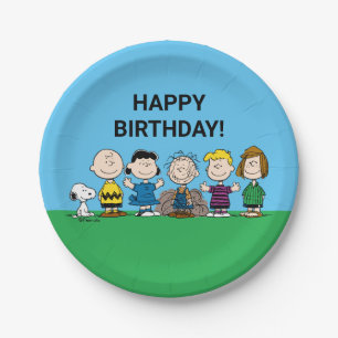 Die Freunde von Erdnüssen in einer Reihe Pappteller