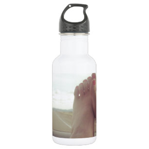 die Füße auf dem Armaturenbrett entspannen Trinkflasche