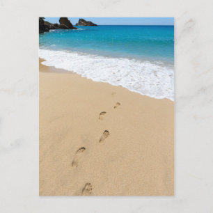 Die Fußstapfen des Sandstrandes führen zum blauen  Postkarte