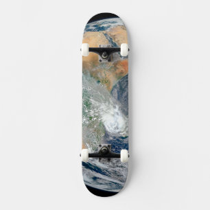 Die ganze Erde, die die östliche Hemisphäre zeigt. Skateboard