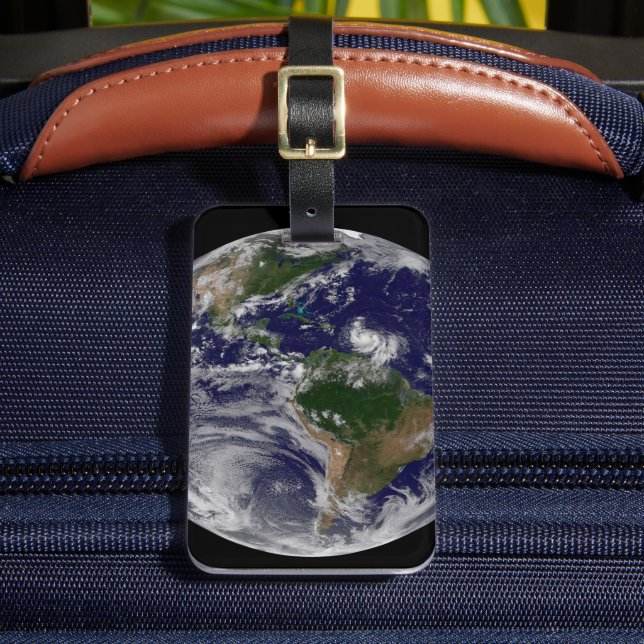 Die ganze Erde mit tropischen Stürmen im Atlantik Gepäckanhänger (Vorderseite Insitu 2)