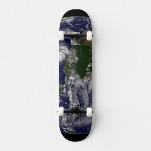 Die ganze Erde mit tropischen Stürmen im Atlantik Skateboard