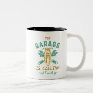 Die Garage ruft ein sonniges Motorrad Zweifarbige Tasse