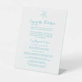 Die Gäste genießen die Küche Strandhaus aqua Sockelschild