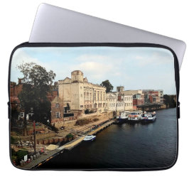 Die Gebäude am Fluss Laptopschutzhülle