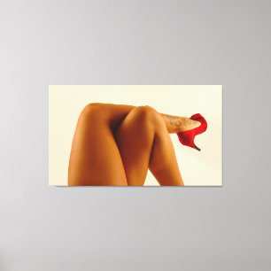 Die gekreuzten bloßen Beine der Frau mit rotem Leinwanddruck