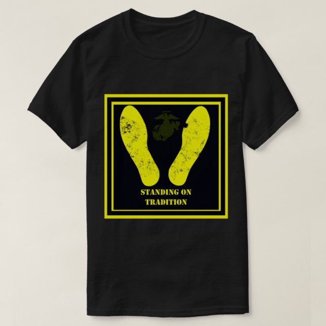 Die gelben Foot-Prints sind auf Tradition Stehend T-Shirt (Design vorne)