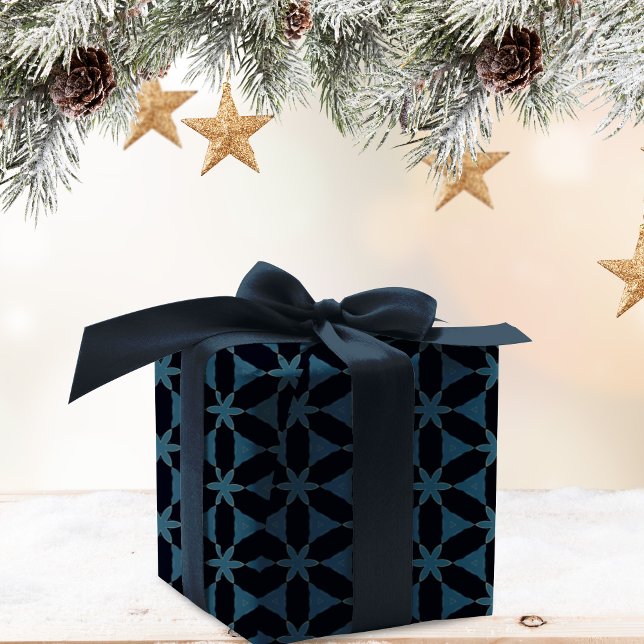 Die geometrische Blume von Weihnachten in dunkelbl Geschenkpapier (Elegant dark blue and a little touch of gold wrapping paper)