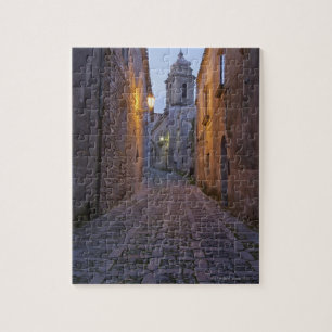 Die gepflasterte Gasse der Altstadt beleuchtete na Puzzle