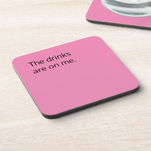 Die Getränke sind auf mir, lustig, rosa Getränkeko Getränkeuntersetzer (Linke Seite)