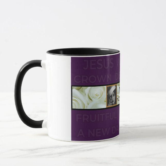 Die gewinnende Tasse der Frau wirft ein Schlaglich (Links)