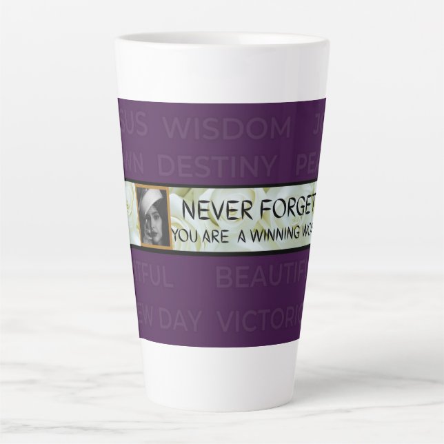 Die gewinnende Tasse der Frau wirft ein Schlaglich (Vorderseite)