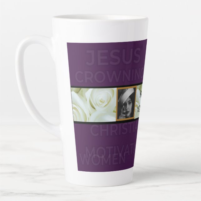 Die gewinnende Tasse der Frau wirft ein Schlaglich (Links)