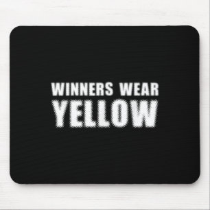 Die Gewinner tragen den Game Compe des Teams aus d Mousepad