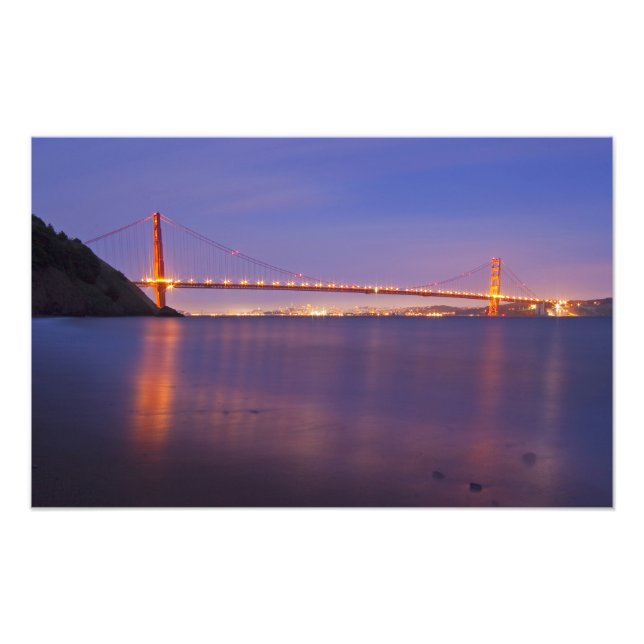 Die Golden Gate Bridge bei Dämmerung von Kirby Cov Fotodruck (Vorne)