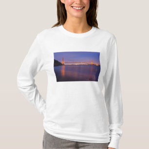 Die Golden Gate Bridge bei Dämmerung von Kirby Cov T-Shirt