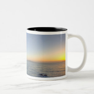Die Golden Gate Bridge bei Sonnenaufgang von Fort Zweifarbige Tasse