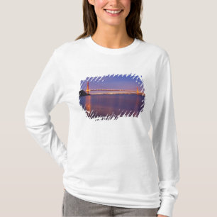 Die Golden Gate Bridge in der Dämmerung von Kirby  T-Shirt