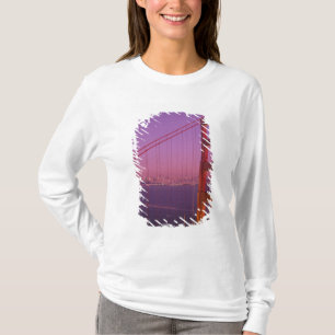 Die Golden Gate Bridge kurz nach Sonnenuntergang, T-Shirt