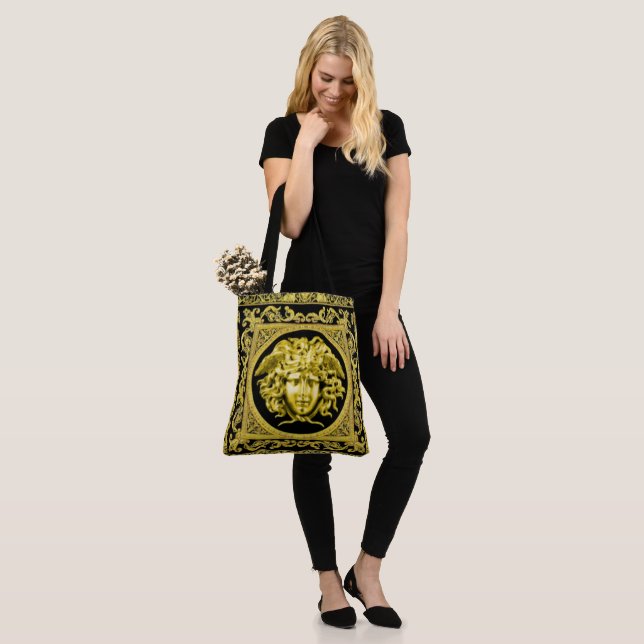 Die Goldene Medusa-Tote-Tasche (Am Model)