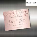 Die goldenen Sterne der Geburtstagssterne der Rose Magneteinladung<br><div class="desc">Eine Save the Date und trendige Magnetkarte für eine 40. Geburtstagsparty (oder jedes Alter). Rosa,  goldener Hintergrund der Rose,  mit Sternen verziert. Personalisieren und fügen Sie Datum und Name/Alter hinzu. Der Text: Save the Date ist mit einem großen angesagten,  handgeschriebenen Stilskript geschrieben.</div>