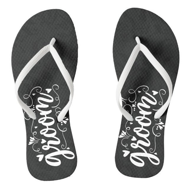 Die Groom-White-Script-Typografie auf Schwarz Flip Flops (Fußbett)