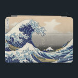 Die große Welle | Monogramm iPad Mini Hülle<br><div class="desc">Das angesagte Monogramm-Design mit dem berühmten Gemälde Great Wave von Hokusai. Fügen Sie diesem Design Ihre benutzerdefinierte Formulierung hinzu, indem Sie die Felder "Diese Designvorlage bearbeiten" auf der rechten Seite des Elements verwenden, oder klicken Sie auf die blaue Schaltfläche "Anpassen", um den Text anzuordnen, die Schriftart und Farben zu ändern...</div>