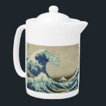 Die große Welle vor Kanagawa<br><div class="desc">Die Teekanne hat einen sehr berühmten Holzschnitt namens Kanagawa Okinami-Ura (神 奈 川 沖 裏), bekannt in Englisch unter dem Namen The Great Wave off Kanagawa. Es wurde erstmals in den 1830er Jahren von einem Künstler namens Katsushika Hokusai als Teil seiner sechsunddreißigsten Ansichten über den Fuji gedruckt.</div>