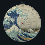Die große Welle vor Kanagawa Dartscheibe<br><div class="desc">Die Große Welle von Kanagawa, auch bekannt als The Great Wave oder einfach The Wave, ist ein Holzschnitt des japanischen Künstlers Katsushika Hokusai. Beispiel der ukiyo-e Kunst, wurde sie irgendwann zwischen 1830 und 1833 als die erste in Hokusai's Serie 36 Ansichten des Mount Fuji veröffentlicht, und ist sein berühmtestes Werk....</div>