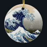 Die große Welle vor Kanagawa Keramikornament<br><div class="desc">Vintage japanische Kunst The Great Wave off Kanagawa oder die Welle .. atemberaubende Kunstwerke im ukiyo-e-Stil von einem großen Meister Katsushika Hokusai .. Vintage Kunst auf modernen Produkten aus Zazilicious.</div>
