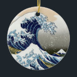 Die große Welle vor Kanagawa Keramikornament<br><div class="desc">Vintage japanische Kunst The Great Wave off Kanagawa oder die Welle .. atemberaubende Kunstwerke im ukiyo-e-Stil von einem großen Meister Katsushika Hokusai .. Vintage Kunst auf modernen Produkten aus Zazilicious.</div>
