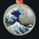 Die große Welle vor Kanagawa Ornament Aus Metall<br><div class="desc">Vintage japanische Kunst The Great Wave off Kanagawa oder die Welle .. atemberaubende Kunstwerke im ukiyo-e-Stil von einem großen Meister Katsushika Hokusai .. Vintage Kunst auf modernen Produkten aus Zazilicious.</div>
