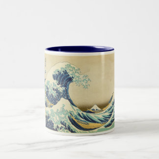 Die große Welle weg vom Ufer von Kanagawa Zweifarbige Tasse
